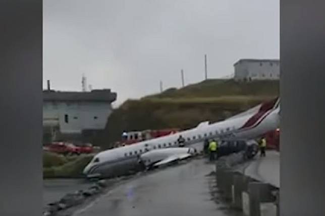 美國半島航空飛機17日降落不慎衝出跑道，造成1人死亡。（湯森路透）