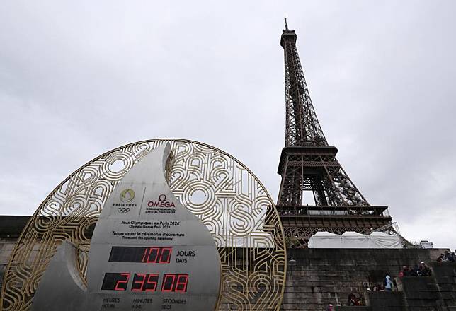 The countdown clock for the Paris 2024 Olympic Games is seen in front of the Eiffel Tower in Paris, France, April 17, 2024. (Xinhua/Gao Jing)