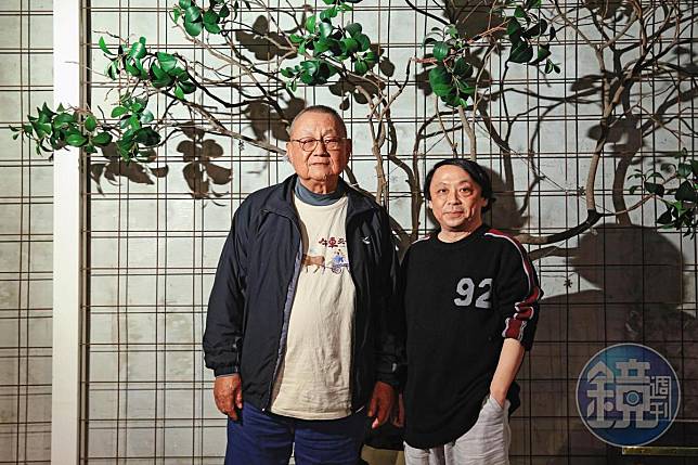 導演李岳峰（左）在監製蘇義雄（右）鼓勵下，重啟擱置十多年的《牛車來去》企劃。