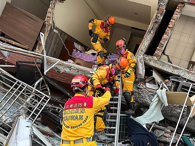 消防署特搜隊員從已經傾斜的花蓮天王星大樓中，救出受困民眾。（圖：內政部消防署提供）