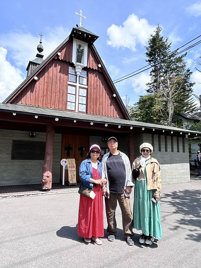 錦雯（右）珍惜陪伴父母旅行的時光。民視提供
