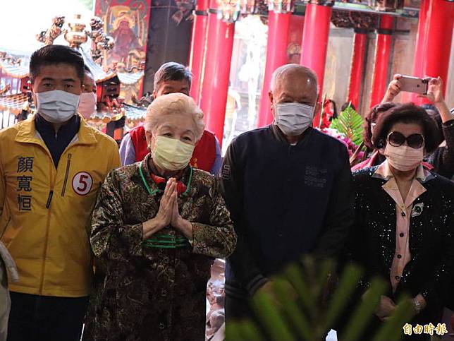 柯媽與顏寬恒在台中沙鹿玉皇殿同台，民眾黨台中市黨部急發聲明強調黨中央未指示支持誰。(記者歐素美攝)