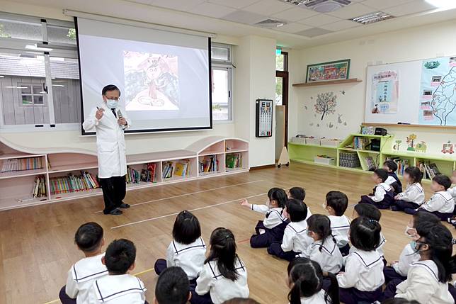 簡守信院長講述小孩從大魔王轉變為小菩薩的繪本故事，鼓勵小朋友做個人見人愛的小菩薩。
