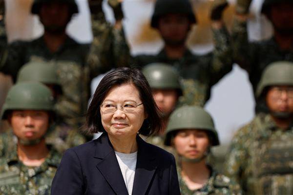 2023年3月25日，台灣總統蔡英文到嘉義軍事基地視察。路透社
