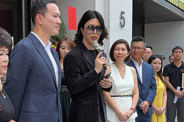 日本知名男公關羅蘭來到彰化市，出席旗下品牌分店開幕活動。畫面翻攝threads bl.xiaoyang