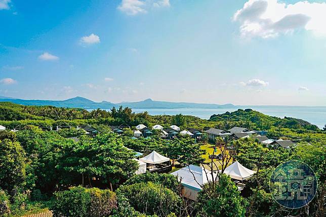 「墾丁貓鼻頭露營莊園」位於台灣最南端西側的岬角，與東側的鵝鑾鼻遙遙相望。