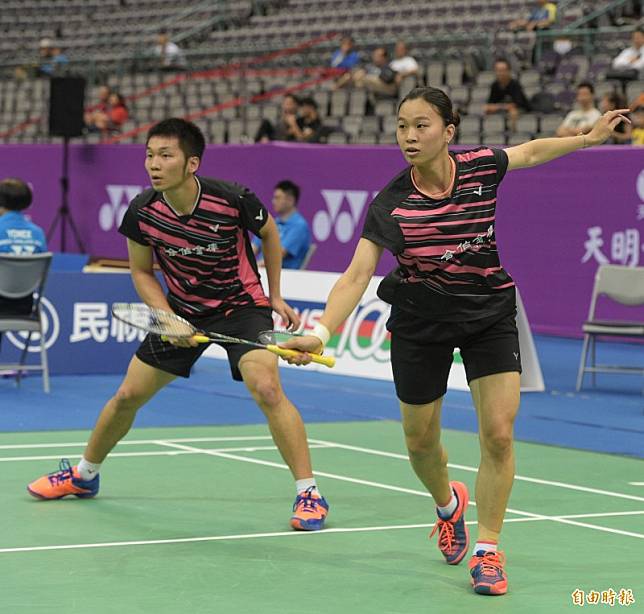 台灣混雙李洋(左)與許雅晴(右)組合，晉級香港賽四強。(資料照，記者張嘉明攝)