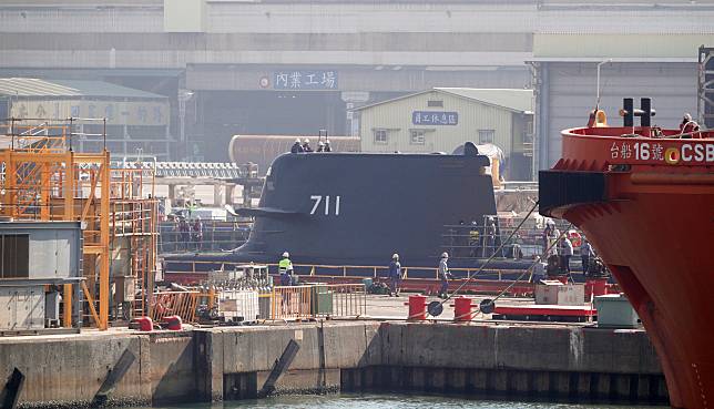 建造海鯤潛艦的91號碼頭今天上午7、8點疑為了海測做各項測試準備，出現不少工程人員，隨後海鯤潛艦由工作船拖進大塢。記者劉學聖／攝影