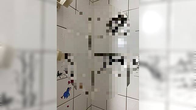 原PO母親在浴室磁磚下留下水墨畫。(圖／翻攝自臉書社團「爆廢公社二館」)