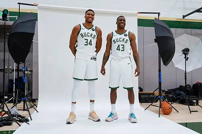 公鹿兄弟檔「字母哥」Giannis Antetokounmpo和親哥Thanasis Antetokounmpo。（圖／美聯社／達志影像）