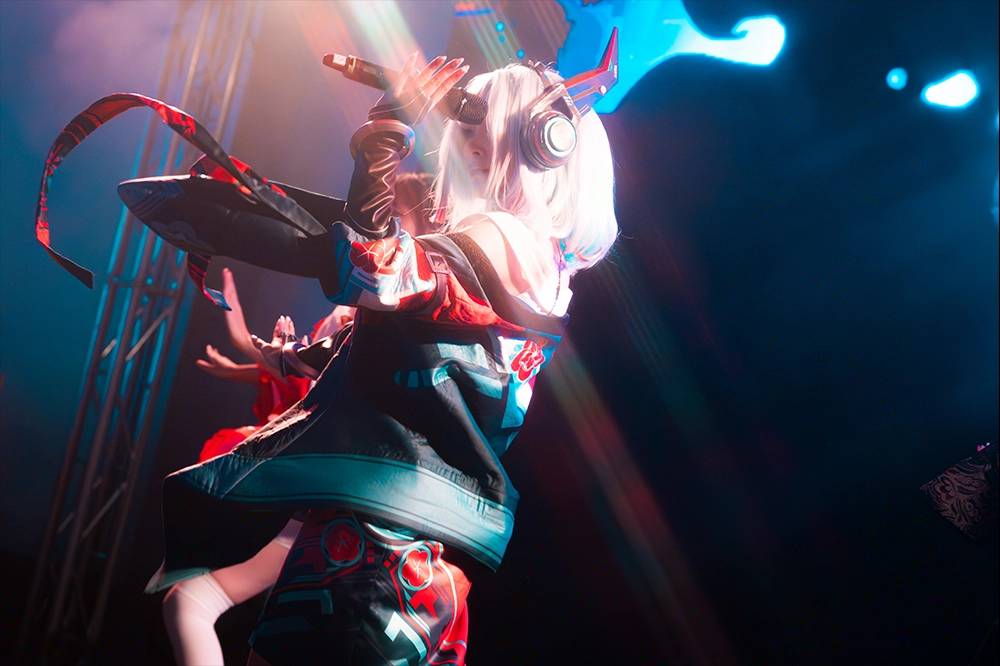 【迷幻而熾熱的地下迴響：喚醒虛擬歌姬「孤夜」】－Vivi 林芝衣實況主專訪 | 上報 | LINE TODAY