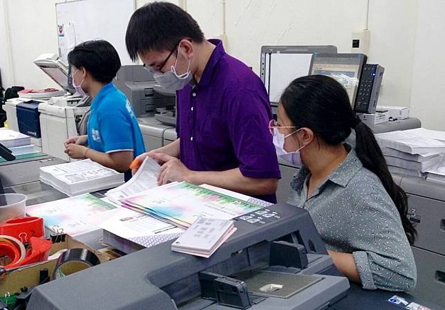 台中市勞工局成立曙光庇護工場，提供身心障礙者從事影印、打字、排版、印刷品裝訂及加工等多項服務。（記者陳金龍攝）