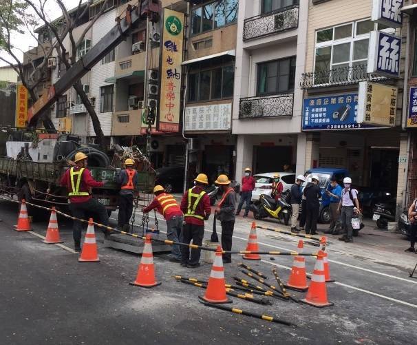 台電進行人孔井底抽水工程，工人疑吸入過多沼氣昏迷。(讀者提供)