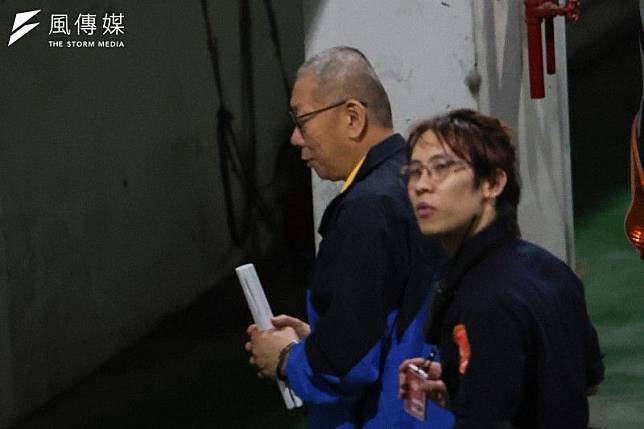 柯文哲（左）11日從台北看守所押解到台北地檢署就京華城案就案情關鍵進行訊問。（資料照，顏麟宇攝）