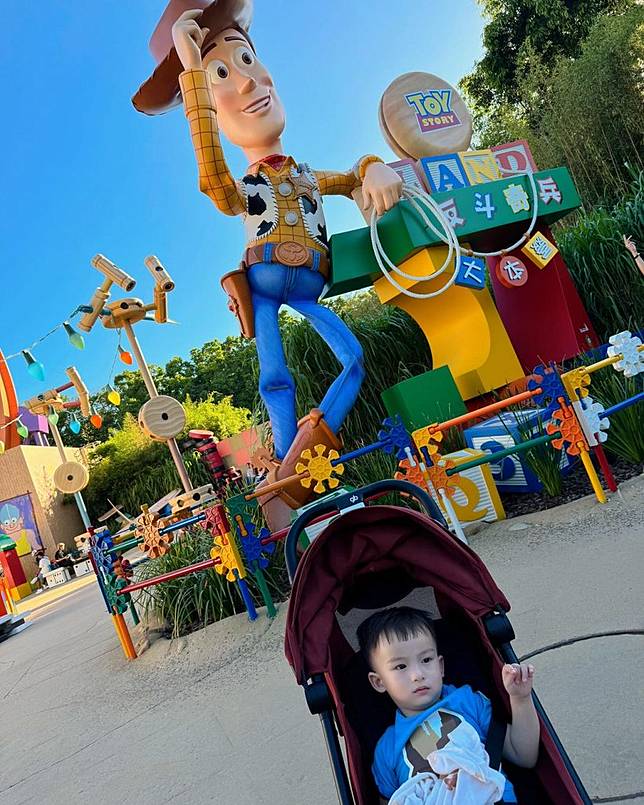 ครอบครัวดาราดังโบกมือลาไทย