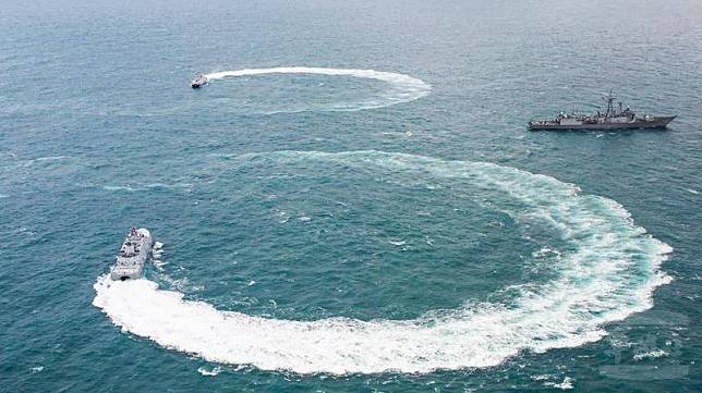 沱江艦與塔江艦以高速迴轉方式，在海上畫出兩道圓形浪花，模擬閃避敵方飛彈攻擊，並展現國造艦艇的優異性能。(圖：軍聞社提供)