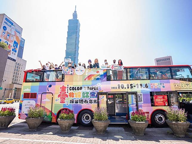 北市觀傳局28日在市府前廣場辦理「2022 Color Taipei彩虹起跑記者會」，除延續「彩虹觀光巴士Tour」，更首次規劃英文導覽專場。（北市觀傳局提供）