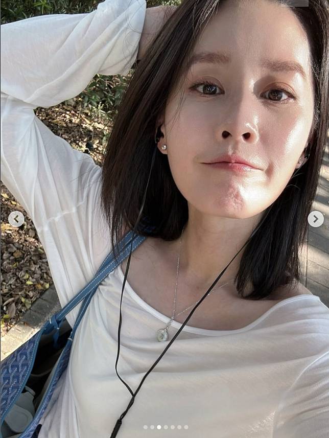 曾愷玹在烈日中走路回家，自拍一點都沒有狼狽感。(翻攝自IG)