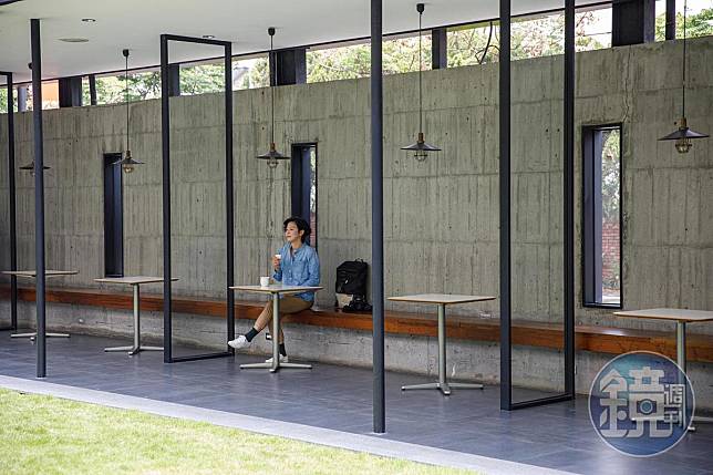 「遊山茶訪」提供許多舒適優雅的空間，不論在室內或戶外空間品茶，都各有一番風情。