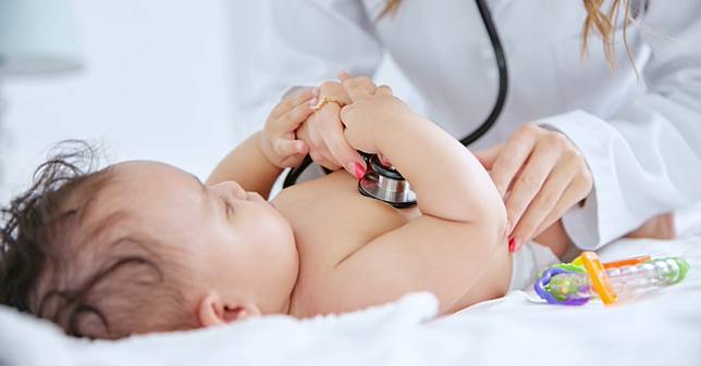 4個月大～2歲健兒門診重點檢查項目，常規疫苗接種時程、施打部位、副作用總整理！