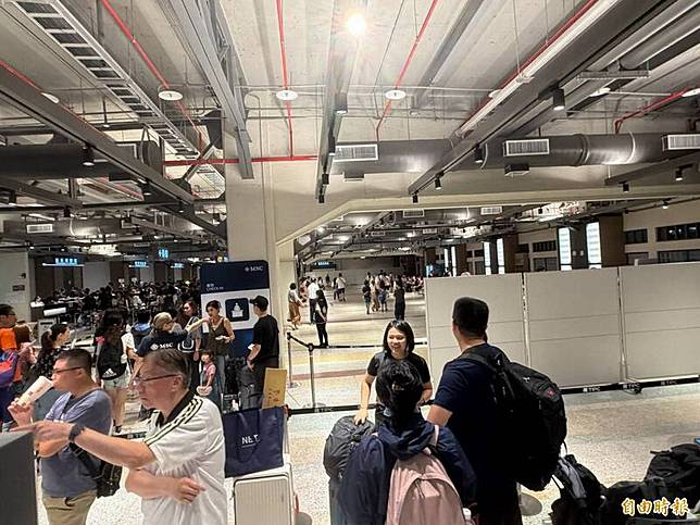 巴威颱風攪局，造成新台馬輪與地中海榮耀號的近6000位旅客擠在2樓，民眾頻頻抱怨。(記者俞肇福攝)