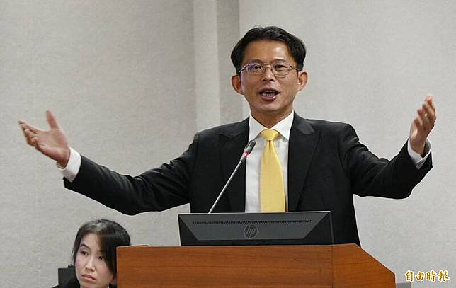 民眾黨立委黃國昌質詢時針對「示範帶」風波說，若他違法，就請檢察官趕快偵辦，如果民進黨立委不懂法律，可以去請教前政委羅秉成。(記者劉信德攝)