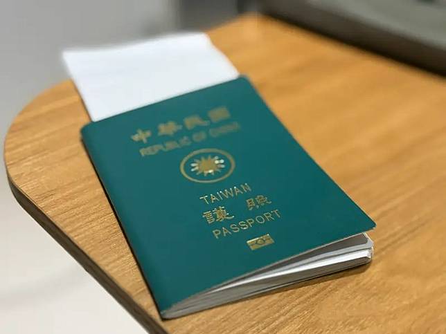 外交部喊話今年10月恐怕就無法印製護照，甚至12月就會一本不剩，民眾申請護照手腳得快。本文整理申辦護照發訪，及多久算過期、急件費用又是多少等資訊一次看。（圖／記者葉盛耀攝）