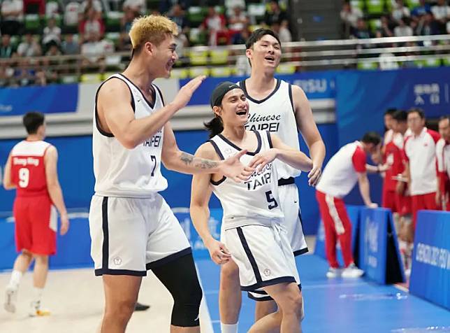 成都世大運小組賽，中國大陸男籃在自家門口以84:97不敵中華男籃，小組賽吞下難堪的3連敗。