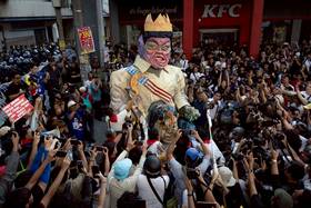 2025年11月30日，菲律賓馬尼拉舉行的反貪腐示威，民眾帶了一個仿總統小馬可仕的人像，在抗爭活動中將其破壞。路透社