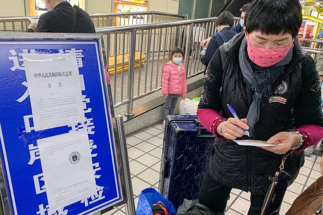 Travellers on the mainland side of the Shenzhen-Hong Kong border fill in health declaration forms from the central government. Photo: Nora Tam