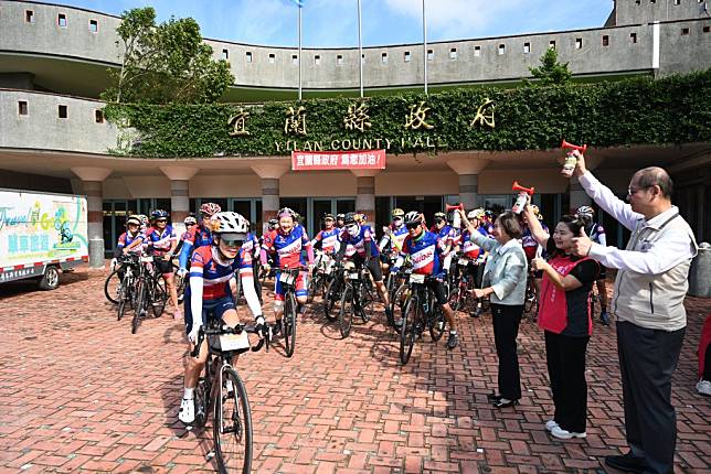 宜蘭縣政府為鼓勵罹癌的朋友勇敢地走出戶外，四日約五十人，自三日起至十一月十二日止，預計以十天的時間完成一千一百公里的單車環臺完成自我挑戰。（宜蘭縣政府提供）