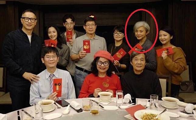 蕭紅梅(後排右2，紅圈者)2021年6月曾出現與家人合影。(翻攝自臉書)