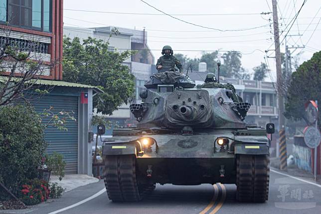 裝甲586旅M60A3戰車機動前往防禦陣地。（軍聞社記者卓以立攝）