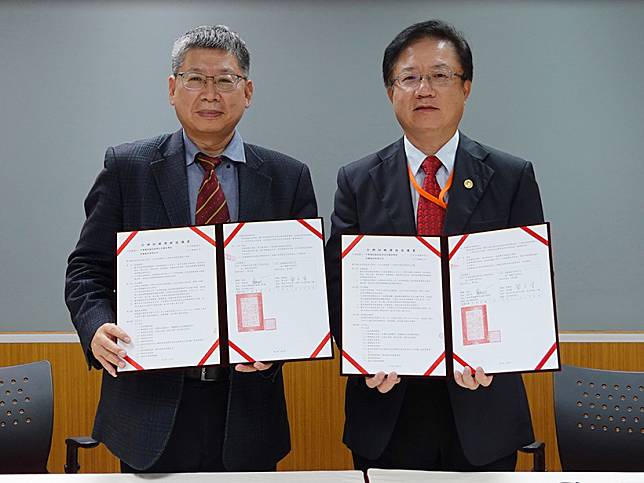 中華電信學院院長簡志誠（右）與左為佐臻公司董事長梁文隆（左）共同簽署合辦訓練課程協議書。
