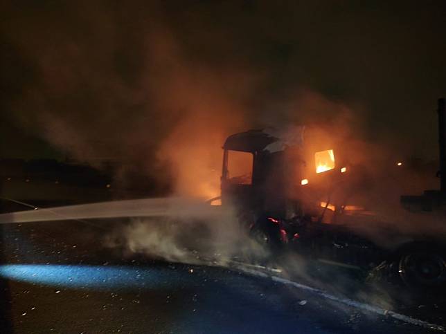 國道一號溪湖段五車連環撞造成三輛車起火，彰消防局派員到場滅火。（記者曾厚銘翻攝）