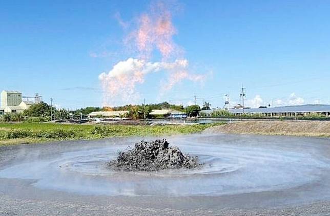 屏東萬丹泥火山噴發，泥漿高約二、三公尺，因逢二期稻作休耕，農損不大。 （記者毛莉攝）