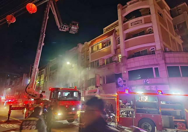沙鹿區光大路一棟五層樓五日晚發生火警，多名住戶受困，消防隊出動雲梯消防車到場救援。（記者陳金龍翻攝）
