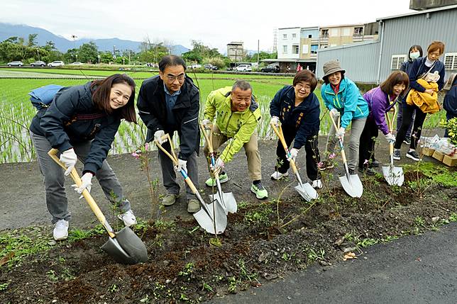 羅東鎮植樹節暨農民節 千名民眾健走護地球