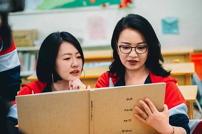 小S（左）、阿雅翻閱起畢業紀念冊，瀏覽昔日合照。（圖／東森綜合台提供）