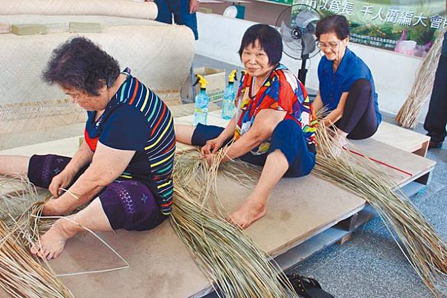 台中大甲區西岐及幸福里等一群均齡逾7旬阿嬤，憑著兒時記憶重拾藺草編織工藝。（陳淑娥攝）