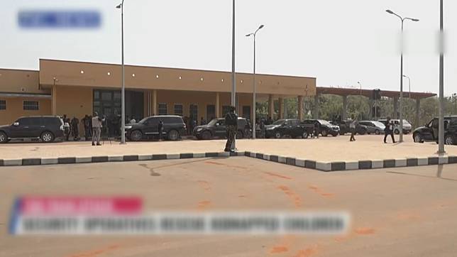 一群攜帶AK-47步槍的武裝份子，闖入埃多州首府的火車站，擄走工作人員和乘客。（TVC News Nigeria）