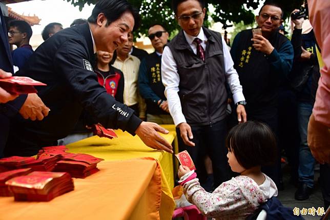 賴清到車城福安宮參香發福袋超幽默，問小女童「妳是開車來的嗎？」(記者蔡宗憲攝)