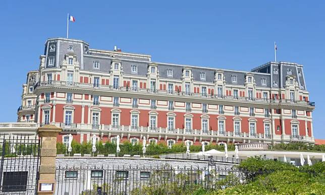 ▲法國西南部度假勝地比亞希茲（Biarritz）的宮殿飯店（Hôtel du Palais）內餐廳，傳出新進廚房助手疑似遭到霸凌的醜聞，餐廳的米其林一星主廚因此離職。（圖／美聯社／達志影像）