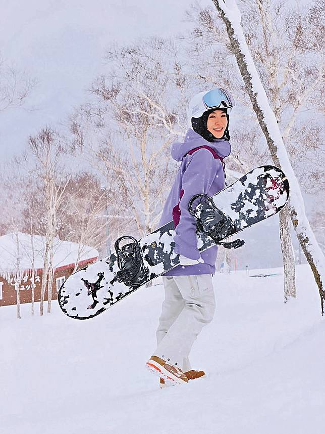 楊千霈因帶孩子去日本滑雪，意外扭傷膝蓋導致前十字韌帶撕裂和半月板破裂。（翻攝自楊千霈IG）