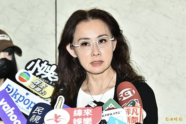 女星兵家綺戴著白色眼鏡去傅子純靈堂上香，竟有酸民批評。(資料照，記者陳奕全攝)