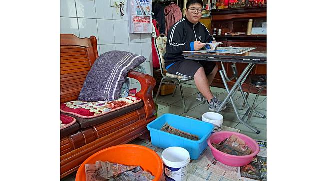 王辰瀚家中是低收入戶，下雨時客廳擺滿水桶接水，但他仍努力讀書。翻攝基隆高中臉書