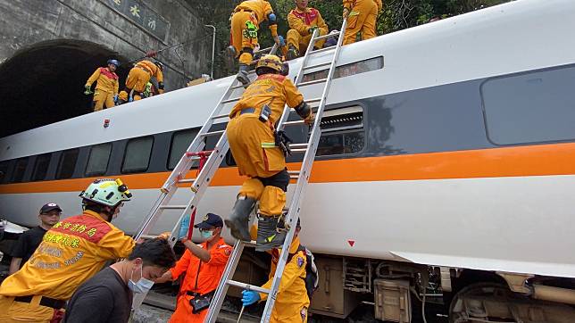 台鐵太魯閣號今日發生出軌意外，目前已累積48人死亡。   圖：基隆市消防局／提供
