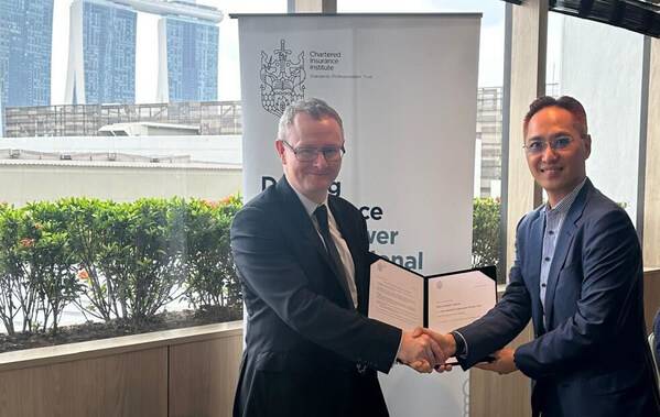 Dr. Cheung (right), Founder and Chairman of Metis Global Group, and Matthew Hill (left), CEO of the Chartered Insurance Institute, at the luncheon celebrating the renewed agreement