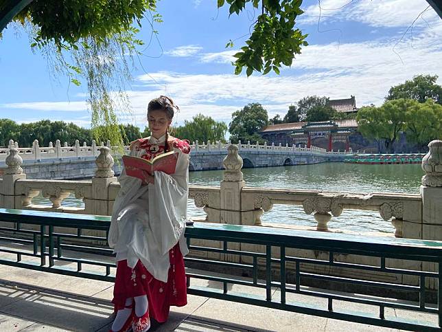 JongMay Urbonya reads a book at Beihai Park in Beijing, capital of China, Sept. 19, 2022. (Xinhua/Wei Mengjia)