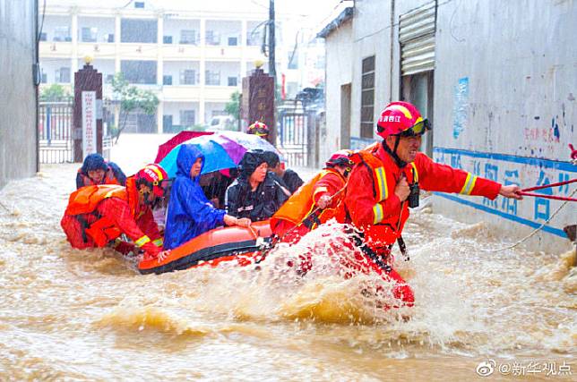 中共消防員近日不斷協助人民從洪災撤離   圖:擷取自人民日報
